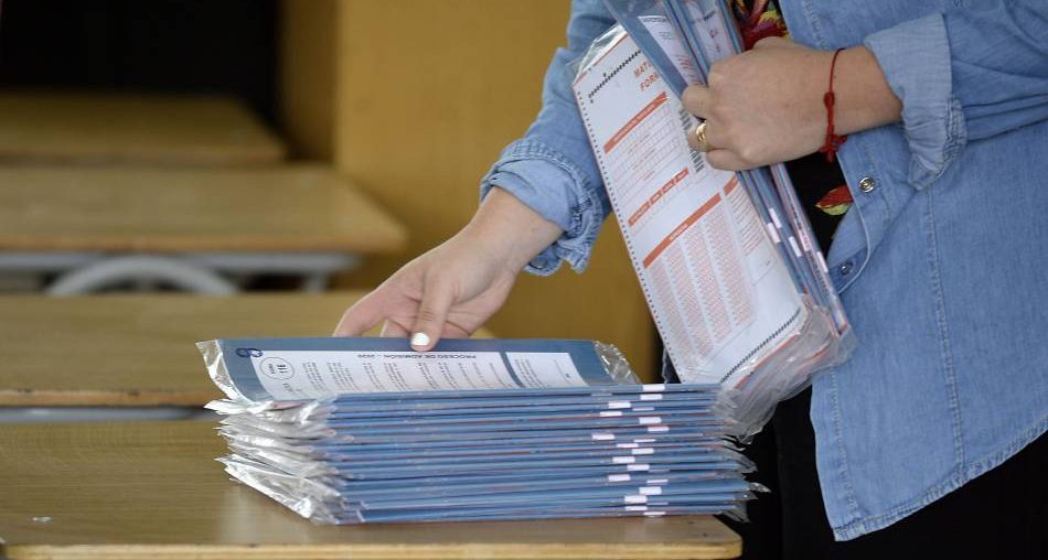 Imagen de una persona tomando bolsas de plástico con papeles