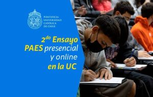 Grupo de hombres con mascarilla rindiendo una prueba