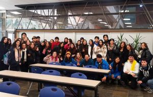 Grupo de estudiantes posando para una foto