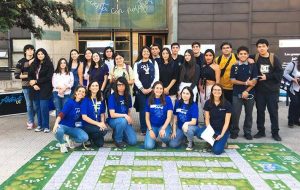 Grupo de estudiantes posando para una foto