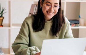 Mujer utilizando un computador