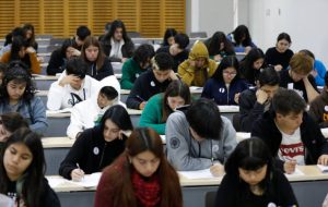 Grupo de estudiantes dando una prueba