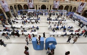 Imagen área de estudiantes en distintos stands