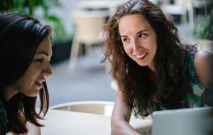 Dos mujeres sonriendo