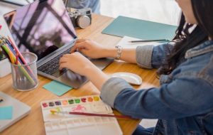 Mujer utilizando un computador