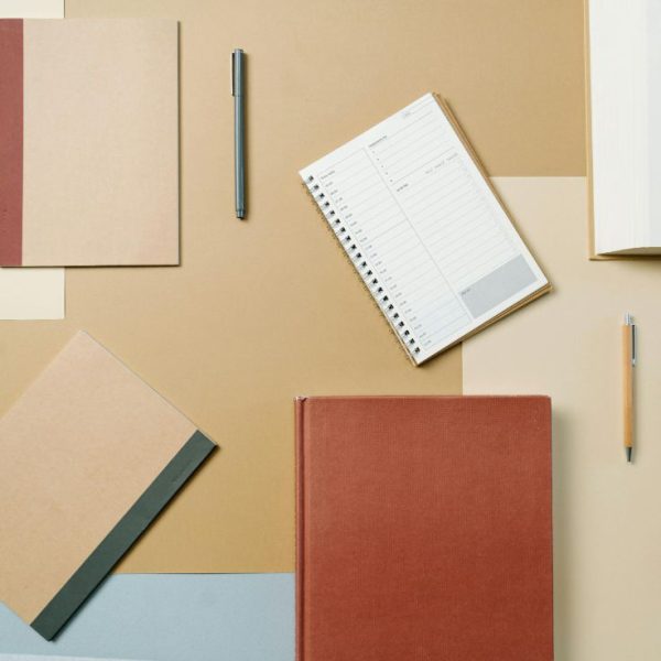 Imagen de cuadernos y lápices