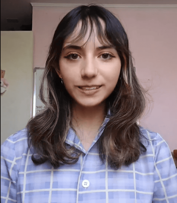 estudiante mujer posando sonriendo