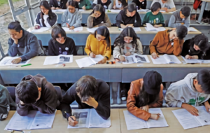 grupo de estudiantes rindiendo ensayo