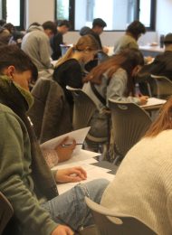 "Estudiantes rindiendo 1° Ensayo PAES UC 2026 de Competencia Lectora en Campus San Joaquín UC".