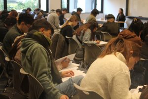 "Estudiantes rindiendo 1° Ensayo PAES UC 2026 de Competencia Lectora en Campus San Joaquín UC".