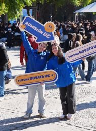 dos estudiantes sosteniendo letreros de admisión uc