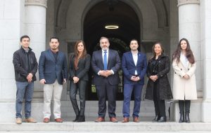 siete personas en entrada campus oriente