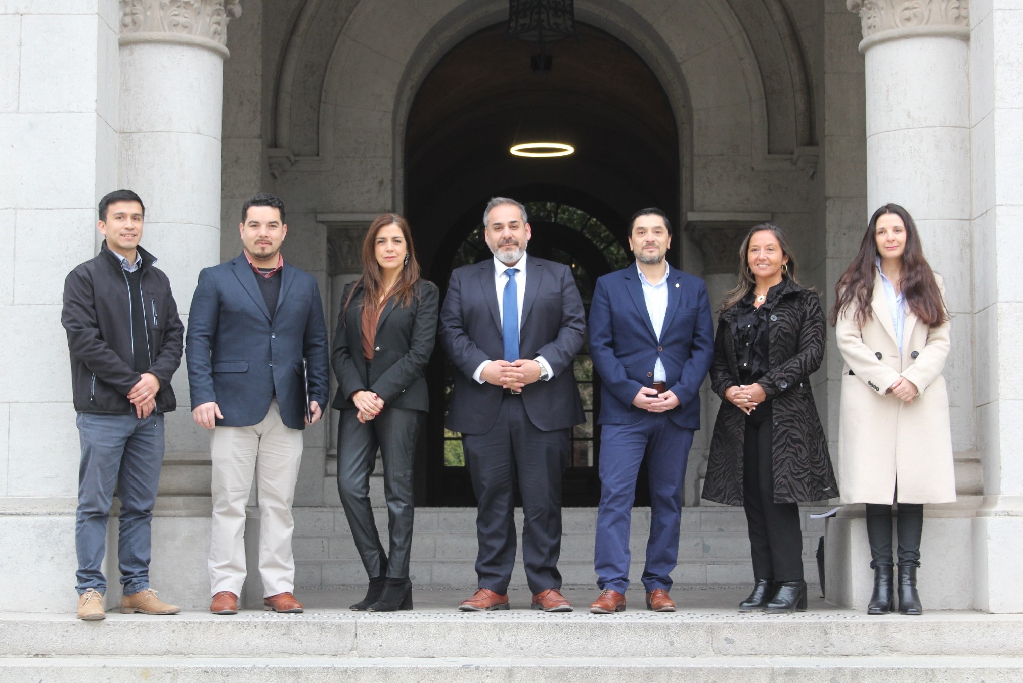 siete personas en entrada campus oriente